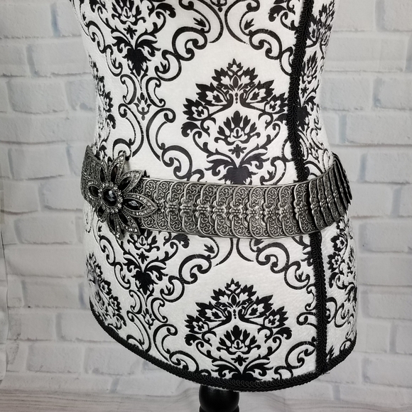 Beautiful Metal stretch jeweled belt hook Closure